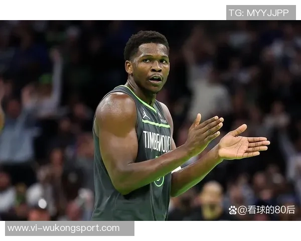 爱德华兹巧妙借掩护接球三分投篮成功实现反超局面