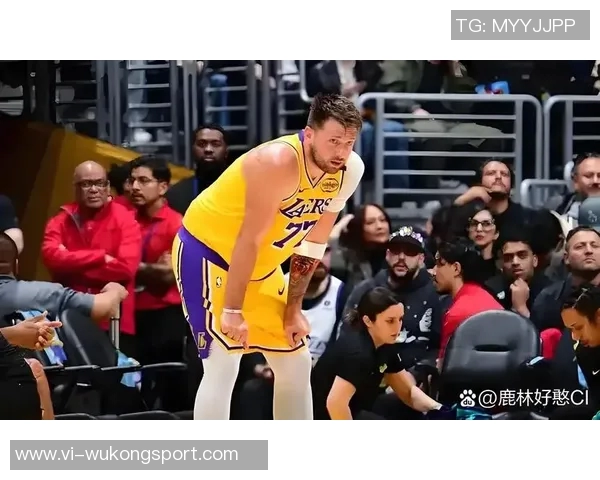 狄龙在比赛中表现出色半场10投7中砍下19分三分球命中率高达50